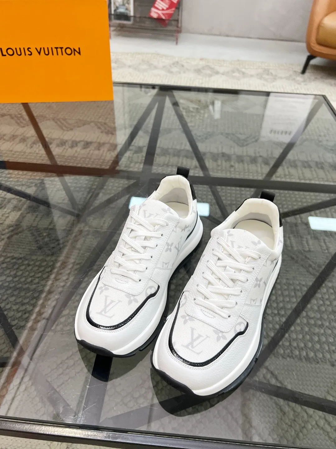 Factory price: 480💰LV🔍Top purchasing agent🇮🇹 Lu Street God's new sports shoes are coming and are available at counters simultaneously. Original factory configuration, original cowhide imported from Italy with mesh fabric, high-quality printing and splicing complex process, sports trendy person, imported water-dyed cowhide lining, sole: Wang Yuan factory specially provides the original sole, super comfortable, original factory follow-up goods 🔍🔍High quality, you can enter and leave the counter at will, welcome to compare and synchronize with the counter, code number 38-44, customized 45